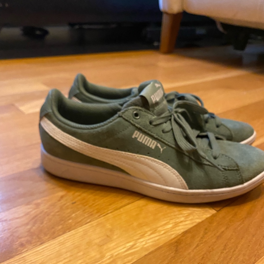 Puma lightly worn soft foam size 7 shoes - perfect color for fall & comfortable!